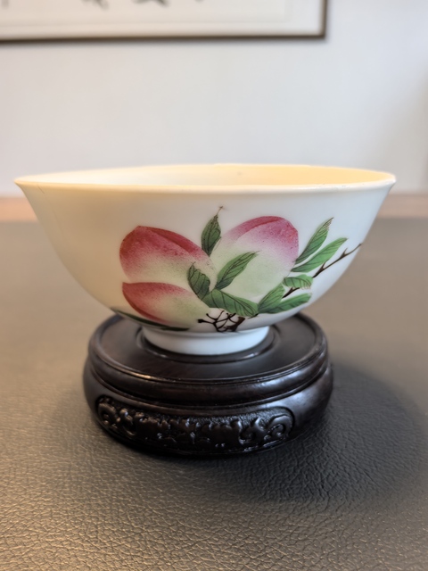 古玩陶瓷粉彩壽桃紋茶碗真品鑒賞圖
