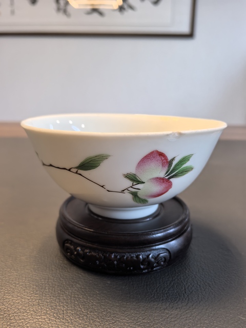 古玩陶瓷粉彩壽桃紋茶碗真品鑒賞圖