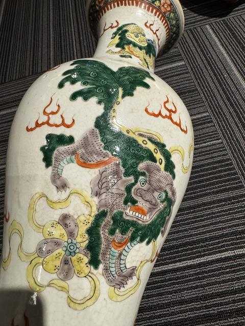古玩陶瓷飄帶繡球獅子紋五彩觀音瓶真品鑒賞圖