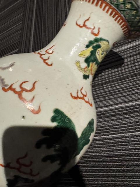 古玩陶瓷飄帶繡球獅子紋五彩觀音瓶真品鑒賞圖