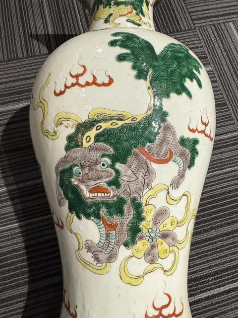 古玩陶瓷飄帶繡球獅子紋五彩觀音瓶真品鑒賞圖