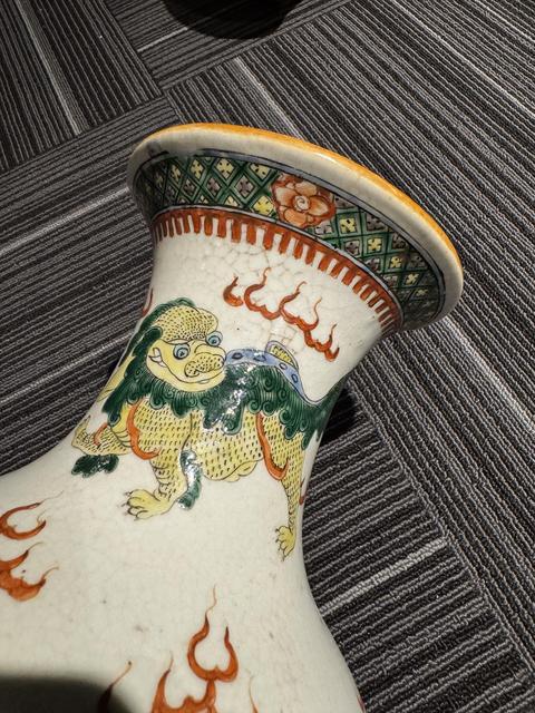 古玩陶瓷飄帶繡球獅子紋五彩觀音瓶真品鑒賞圖