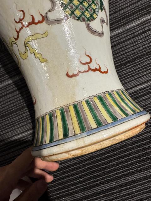 古玩陶瓷飄帶繡球獅子紋五彩觀音瓶真品鑒賞圖