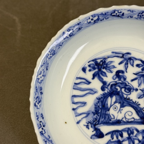 古玩陶瓷青花玉兔紋花口盤真品鑒賞圖