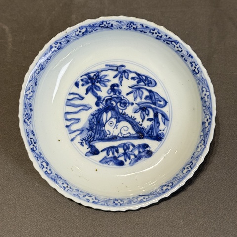古玩陶瓷青花玉兔紋花口盤真品鑒賞圖