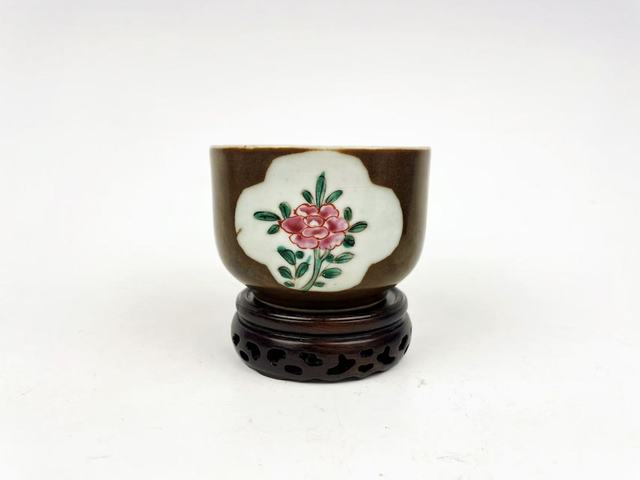 古玩陶瓷清早期·紫金釉開窗粉彩花卉缽拍賣，當前價格198元