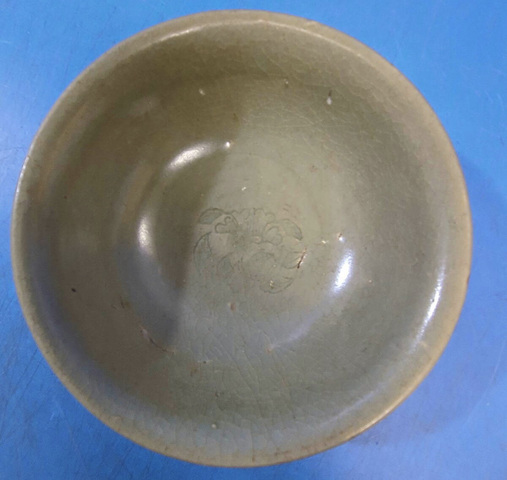 古玩陶瓷龍泉青瓷花卉紋碗真品鑒賞圖