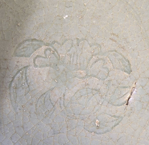 古玩陶瓷龍泉青瓷花卉紋碗真品鑒賞圖