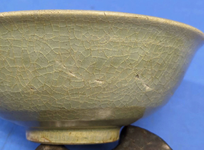 古玩陶瓷龍泉青瓷花卉紋碗真品鑒賞圖