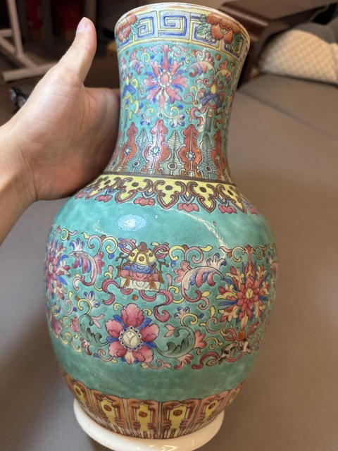古玩陶瓷松石綠地粉彩纏枝蓮紋賞瓶真品鑒賞圖