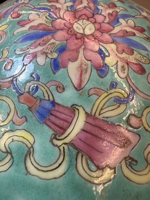 古玩陶瓷松石綠地粉彩纏枝蓮紋賞瓶真品鑒賞圖