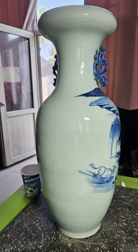 古玩陶瓷豆青釉青花山水人物洗口瓶真品鑒賞圖