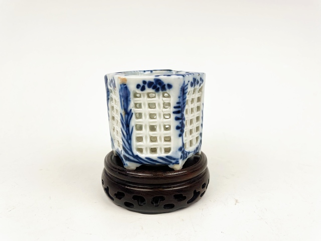 古玩陶瓷十九世紀(jì)·青花鏤空筆筒拍賣，當(dāng)前價(jià)格0元