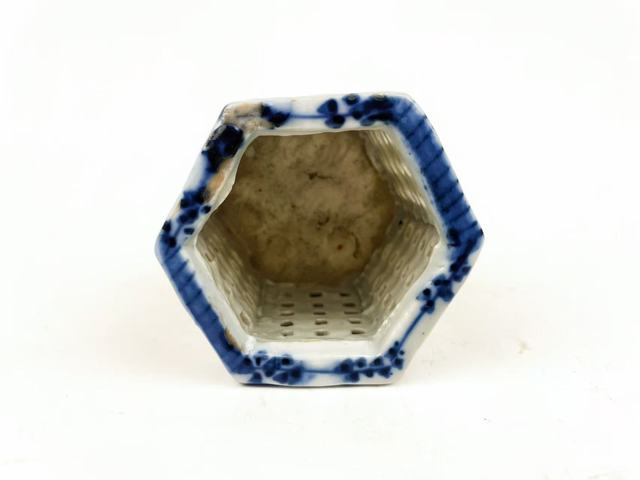 古玩陶瓷十九世紀(jì)·青花鏤空筆筒拍賣，當(dāng)前價(jià)格0元