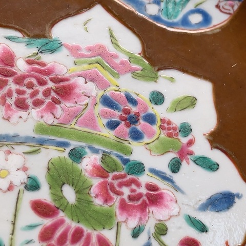 古玩陶瓷紫金釉開光花卉紋粉彩盤真品鑒賞圖