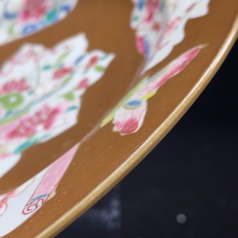 古玩陶瓷紫金釉開光花卉紋粉彩盤真品鑒賞圖
