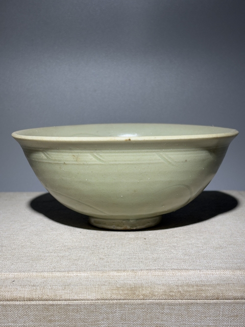古玩陶瓷龍泉青瓷刻花碗真品鑒賞圖