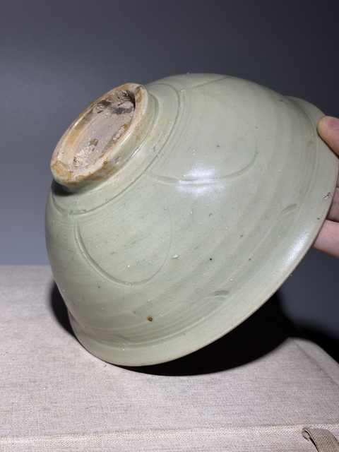 古玩陶瓷龍泉青瓷刻花碗真品鑒賞圖