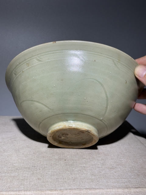 古玩陶瓷龍泉青瓷刻花碗真品鑒賞圖