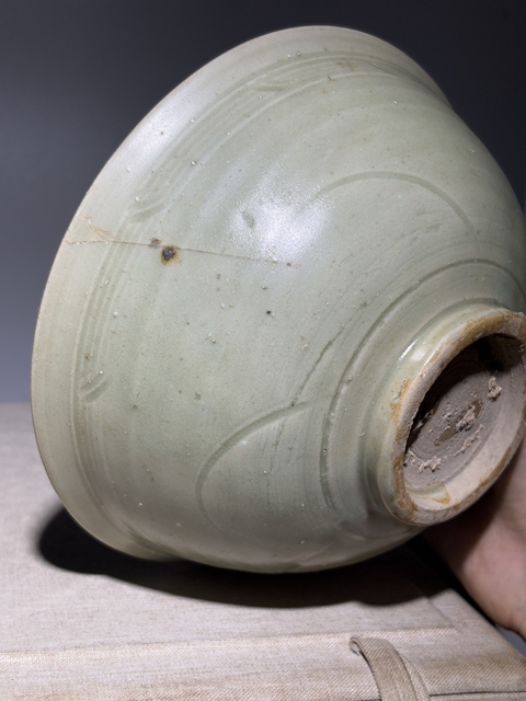 古玩陶瓷龍泉青瓷刻花碗真品鑒賞圖