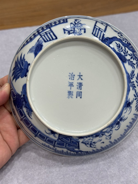 古玩陶瓷青花庭院人物盤真品鑒賞圖