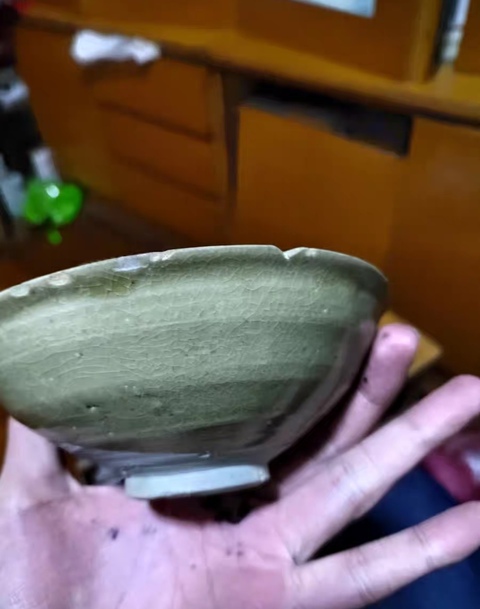 古玩陶瓷龍泉窯系青瓷刻花碗真品鑒賞圖