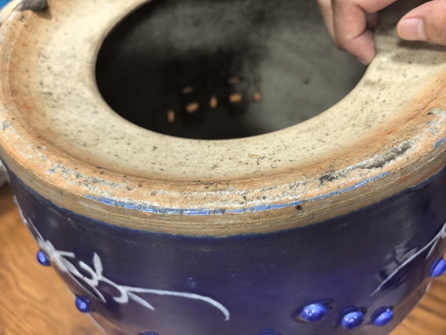 古玩陶瓷霽藍釉堆白花卉紋繡墩兒真品鑒賞圖