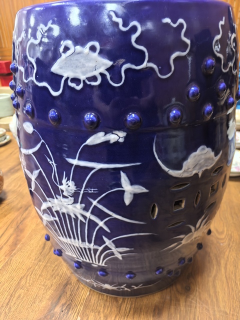 古玩陶瓷霽藍釉堆白花卉紋繡墩兒真品鑒賞圖
