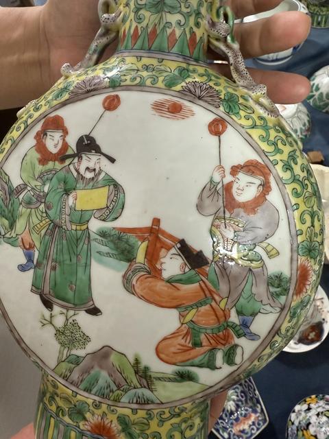 古玩陶瓷五彩人物故事紋抱月瓶真品鑒賞圖