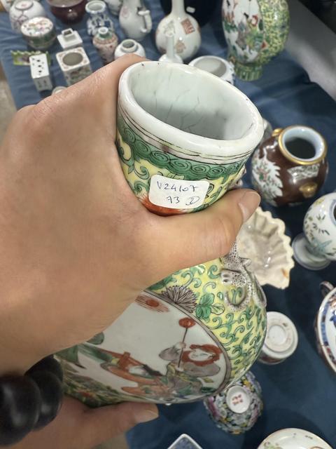 古玩陶瓷五彩人物故事紋抱月瓶真品鑒賞圖