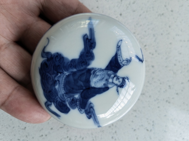 古玩陶瓷人物紋青花印泥盒真品鑒賞圖