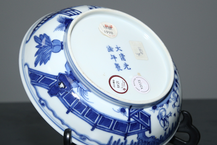 古玩陶瓷清光緒·青花外庭院仕女嬰戲紋內松竹梅紋盤（官）真品鑒賞圖