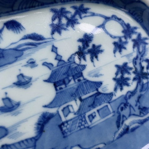古玩陶瓷樓臺亭閣山水紋青花盤真品鑒賞圖