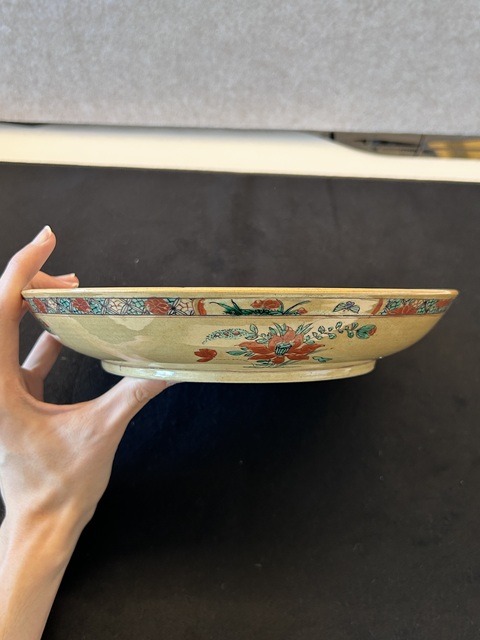 古玩陶瓷米黃釉五彩刻花盤真品鑒賞圖