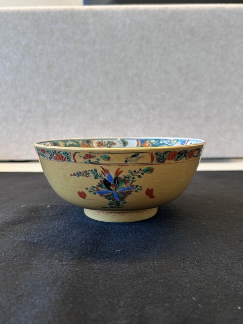 古玩陶瓷米黃釉五彩刻花盤真品鑒賞圖