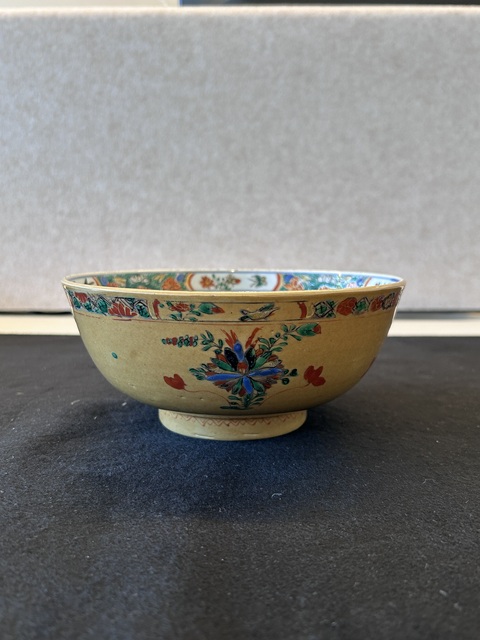 古玩陶瓷米黃釉五彩刻花盤真品鑒賞圖