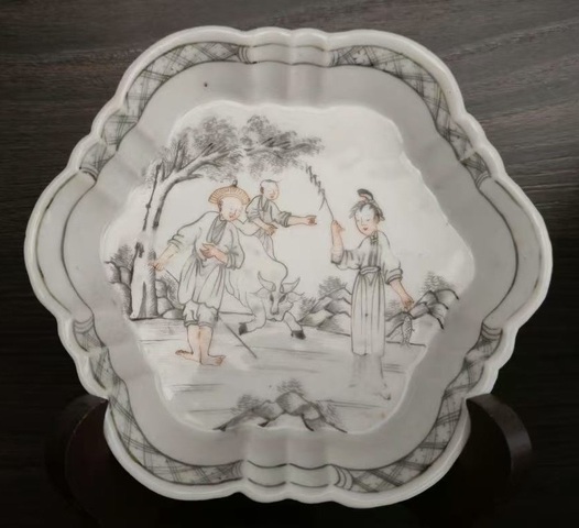 古玩陶瓷乾隆墨彩礬紅描金盤真品鑒賞圖