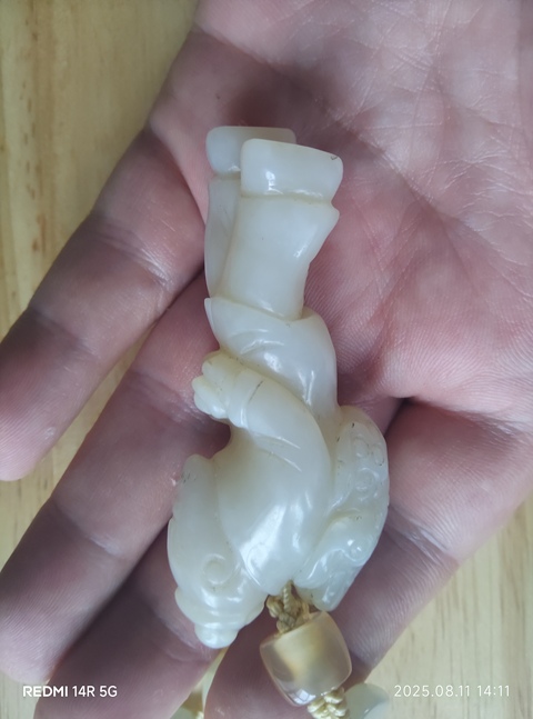 古玩玉器和田玉雕人物題材掛件真品鑒賞圖