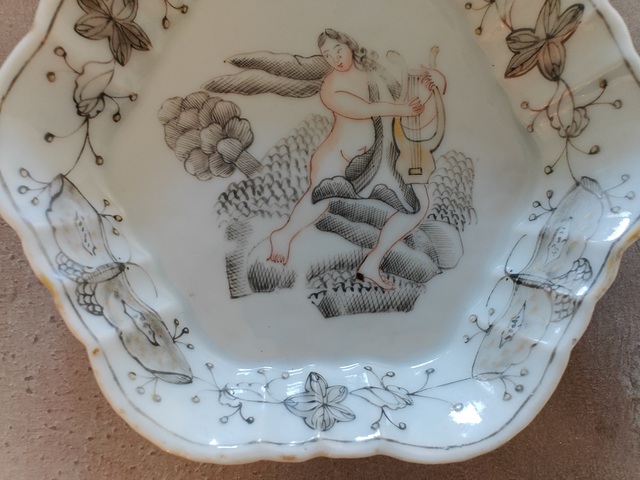 古玩陶瓷乾隆墨彩描金西洋人物盤真品鑒賞圖