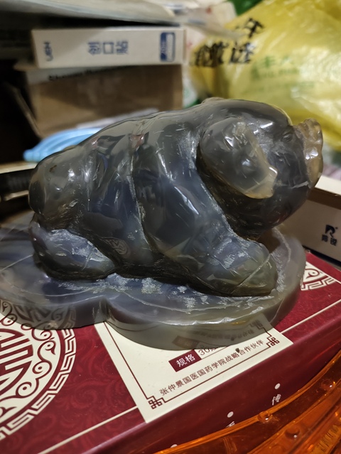 古玩玉器瑪瑙雕刻發財豬造型擺件真品鑒賞圖