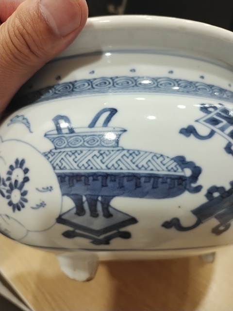 古玩陶瓷博古圖青花三足香爐真品鑒賞圖