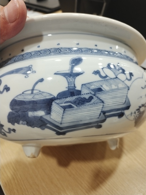 古玩陶瓷博古圖青花三足香爐真品鑒賞圖