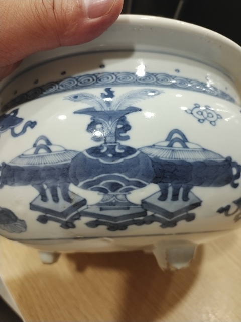 古玩陶瓷博古圖青花三足香爐真品鑒賞圖