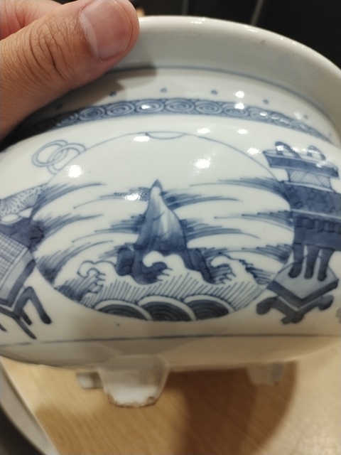 古玩陶瓷博古圖青花三足香爐真品鑒賞圖