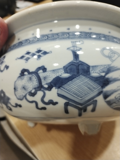 古玩陶瓷博古圖青花三足香爐真品鑒賞圖
