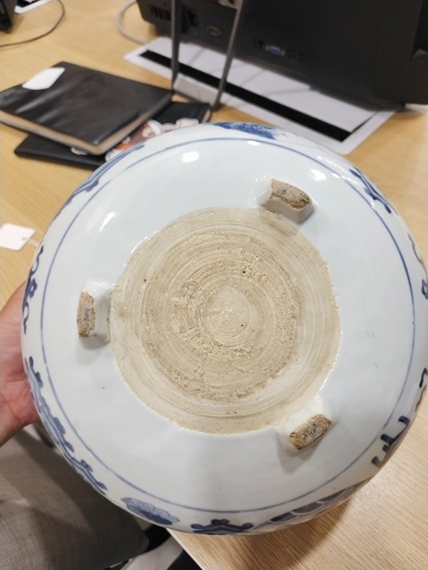 古玩陶瓷博古圖青花三足香爐真品鑒賞圖