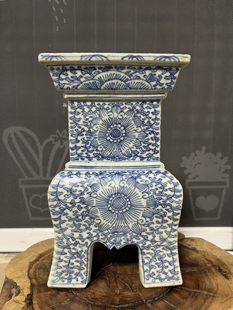 古玩陶瓷青花淡描花卉紋鼎式爐拍賣，當前價格3500元
