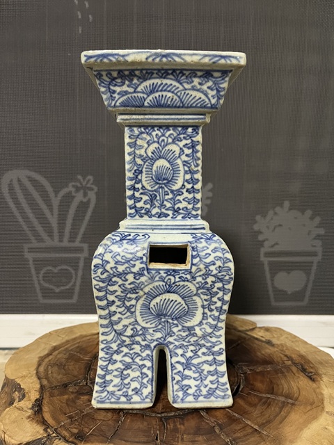 古玩陶瓷青花淡描花卉紋鼎式爐拍賣，當前價格3500元