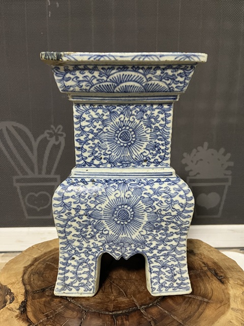 古玩陶瓷青花淡描花卉紋鼎式爐拍賣，當前價格3500元