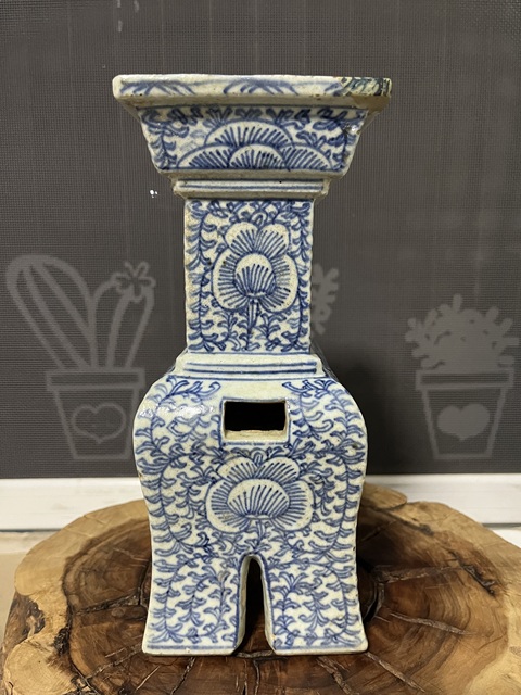 古玩陶瓷青花淡描花卉紋鼎式爐拍賣，當前價格3500元